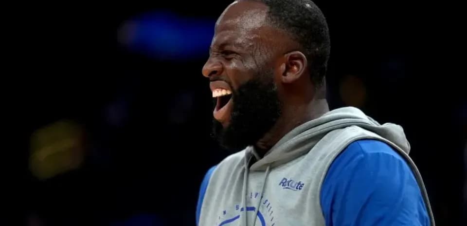 Jugador de los Warriors riendo durante el calentamiento