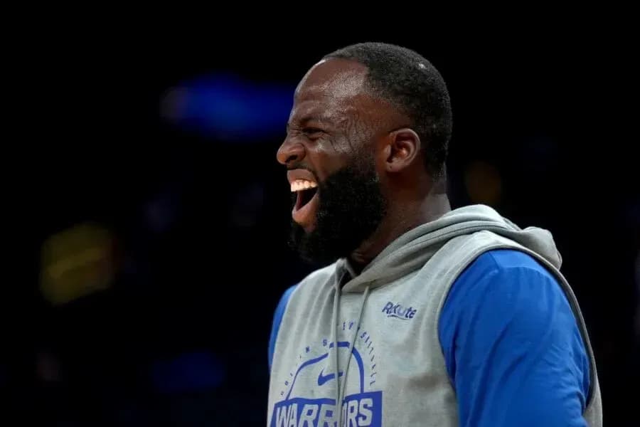 Jugador de los Warriors riendo durante el calentamiento