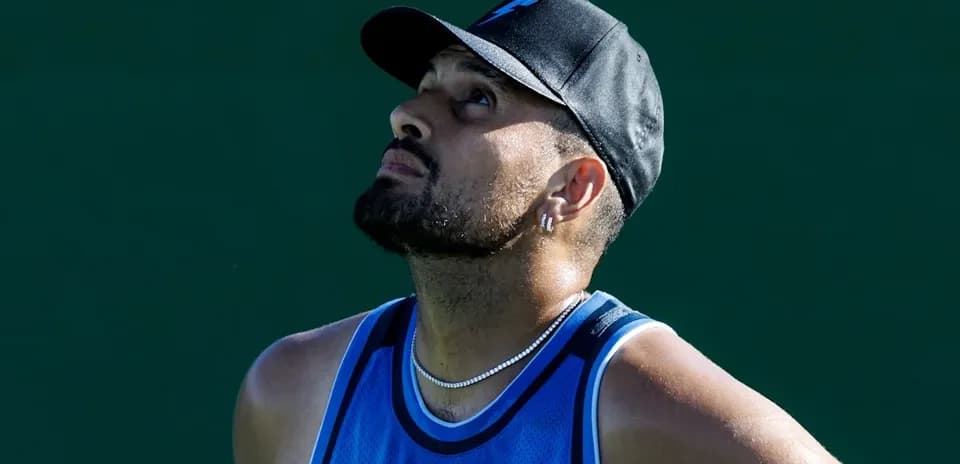 Jugador de tenis mirando hacia arriba en la cancha
