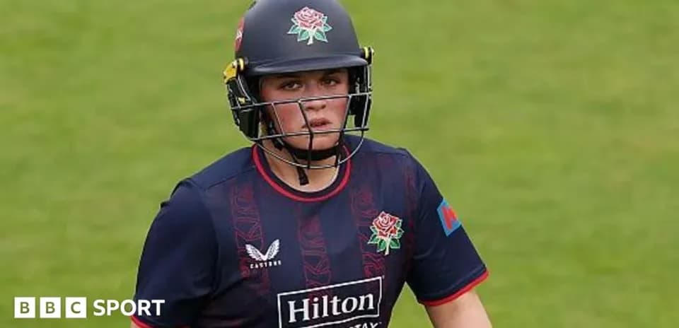 Jugadora de críquet de Lancashire en uniforme