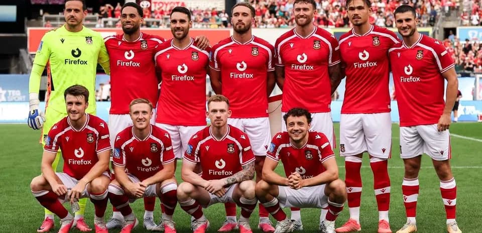 Equipo de fútbol posando en uniforme rojo