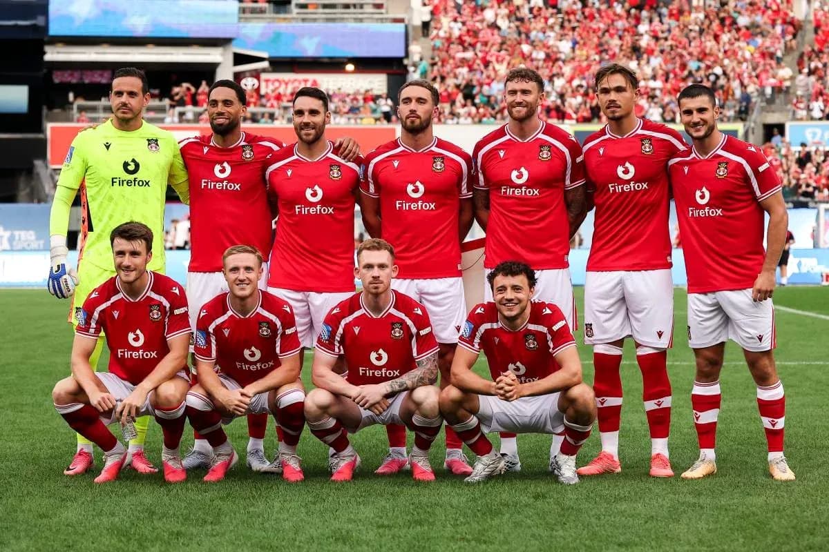 Equipo de fútbol posando en uniforme rojo