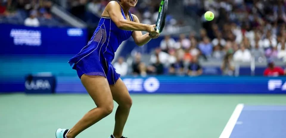 Jugadora de tenis golpeando la pelota en la cancha