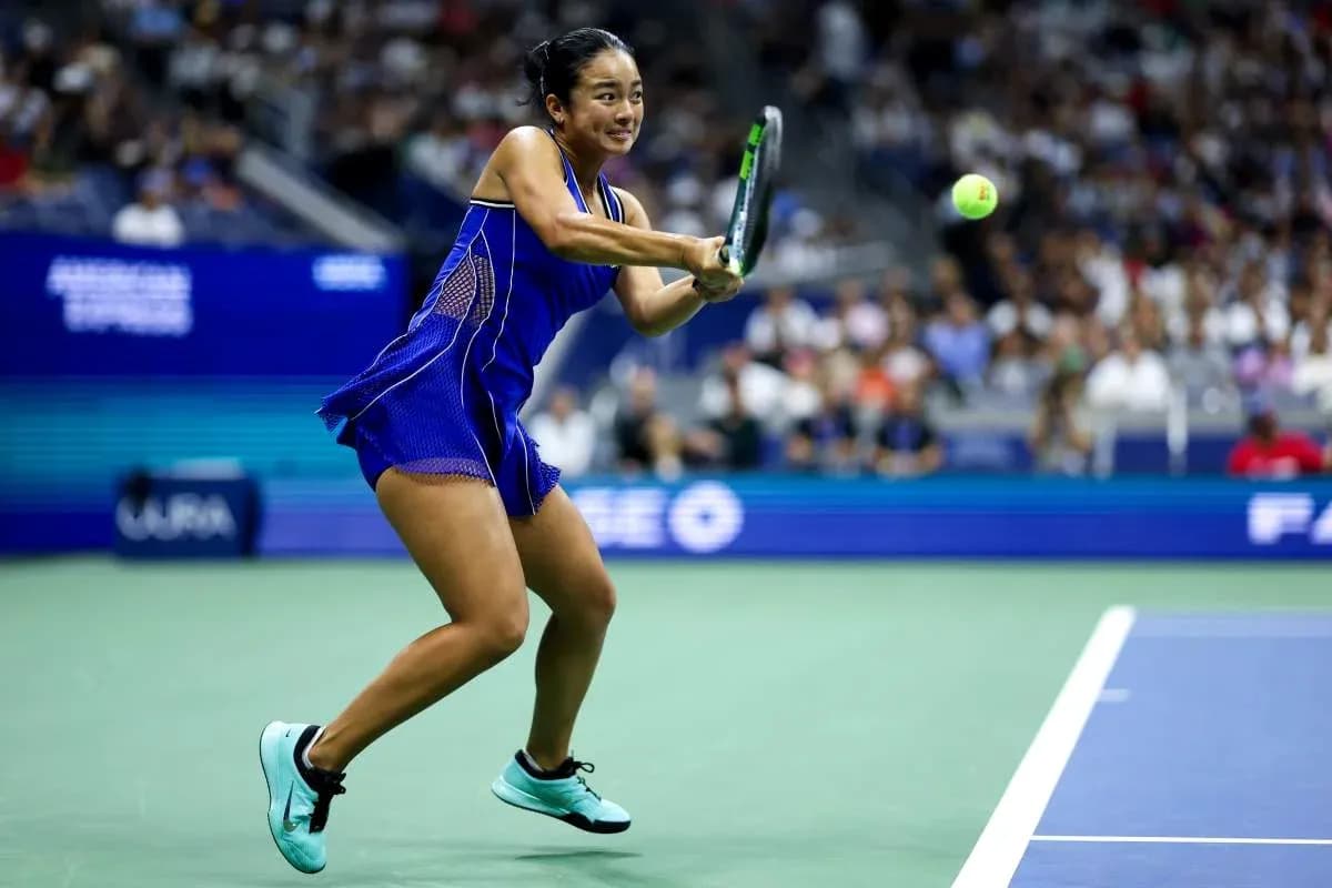 Jugadora de tenis golpeando la pelota en la cancha