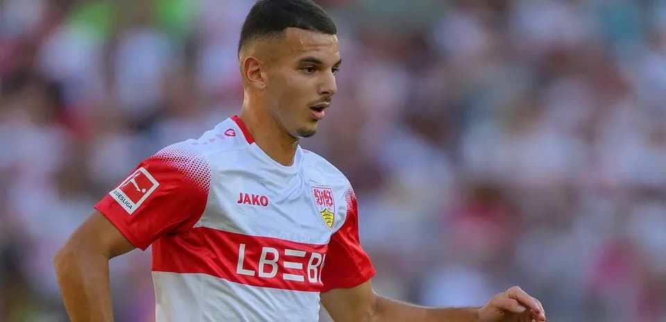 Jugador del VfB Stuttgart en acción durante partido