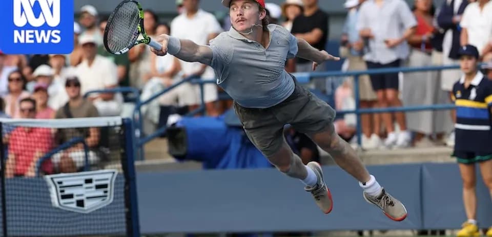 Jugador de tenis saltando para alcanzar la pelota