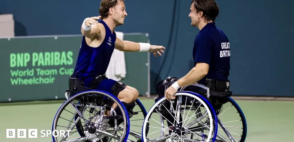 Dos jugadores de tenis en sillas de ruedas celebrando