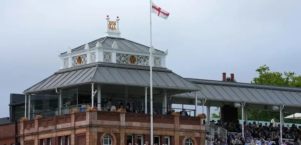 Vista del edificio con bandera en el estadio de cricket