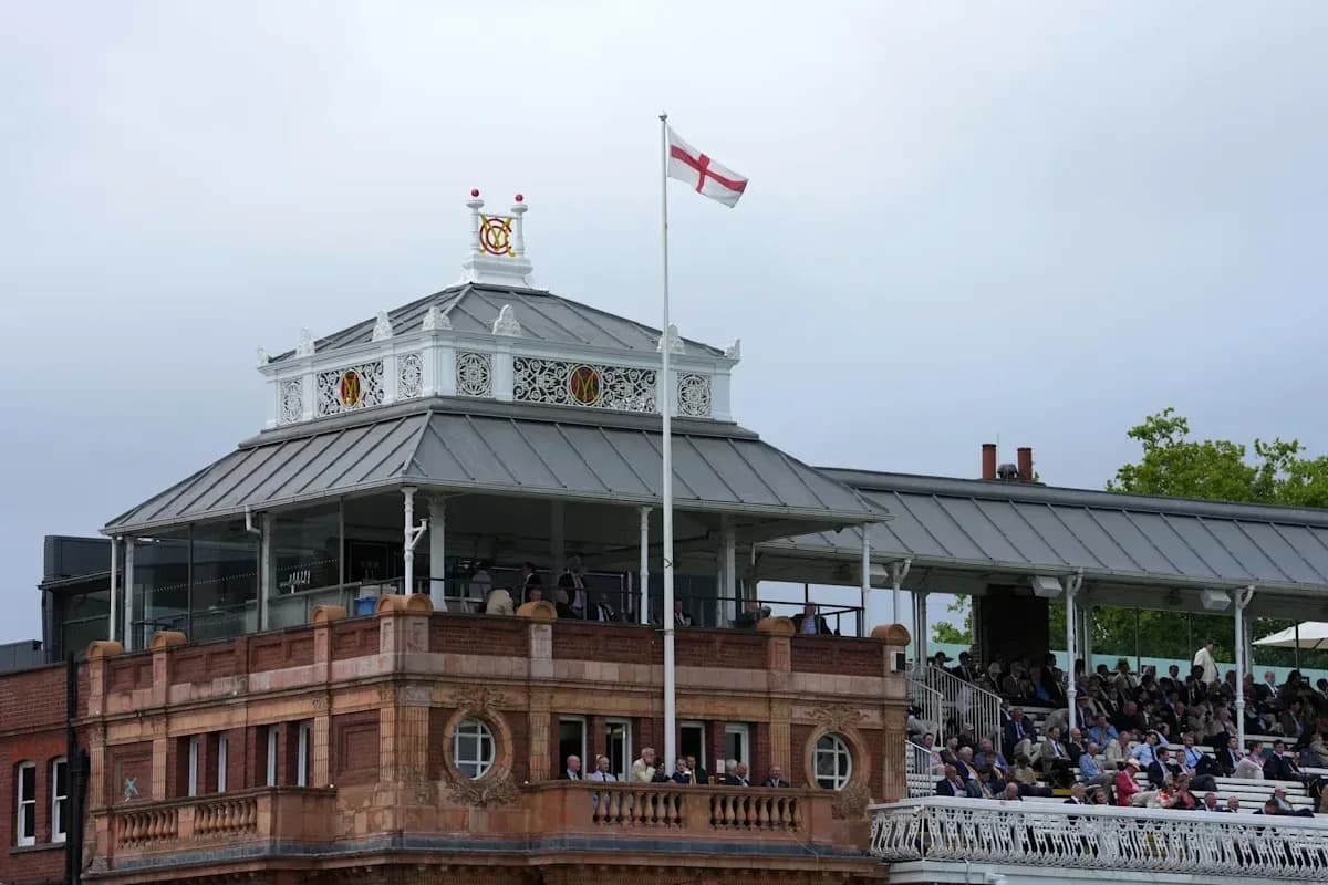 Vista del edificio con bandera en el estadio de cricket