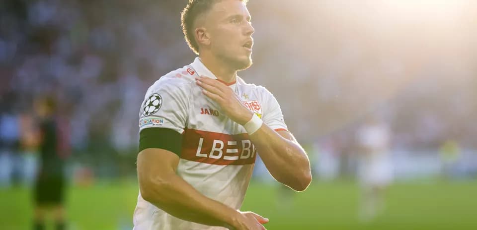 Jugador celebrando con gesto en el campo de fútbol