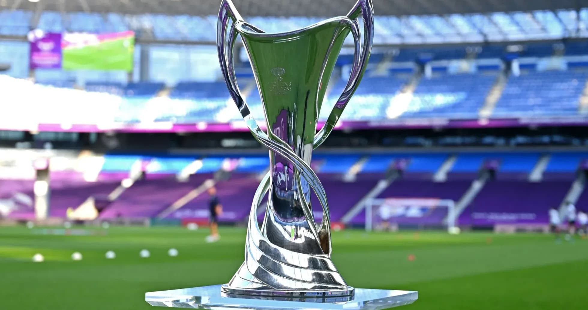 Trofeo en el campo antes del partido
