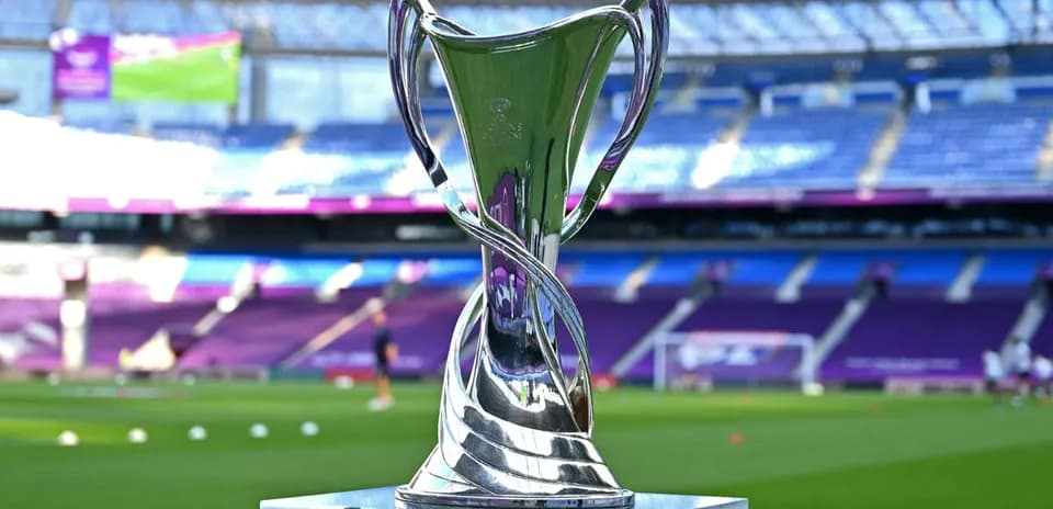 Trofeo en el campo antes del partido