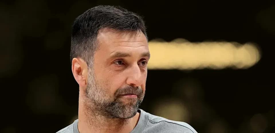 Entrenador en una sesión de entrenamiento de baloncesto