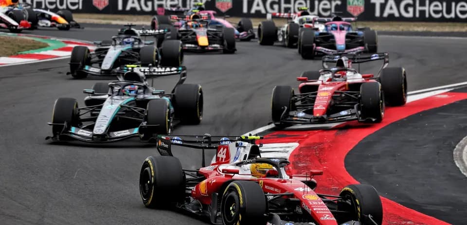 Varios coches de Fórmula 1 compitiendo en curva