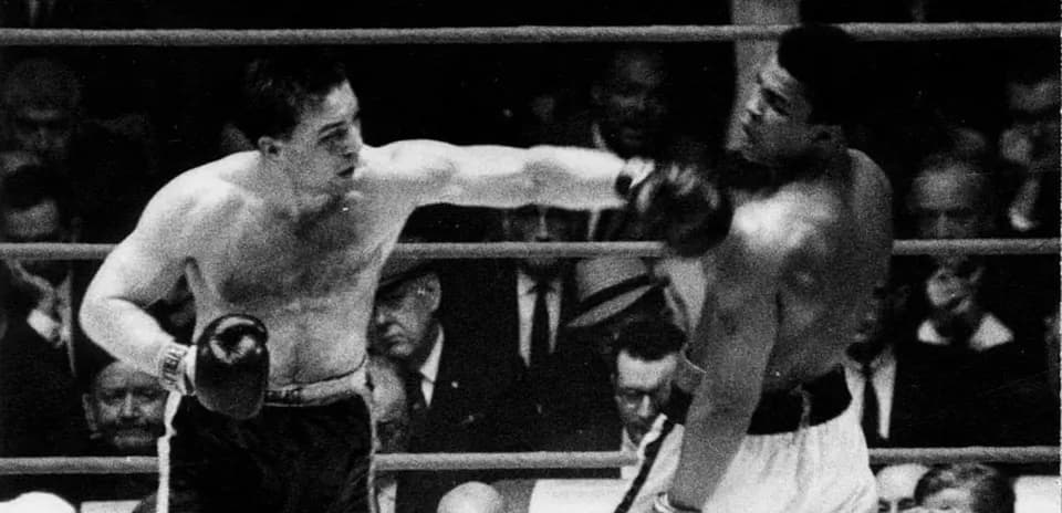 Boxeador lanzando un golpe durante la pelea