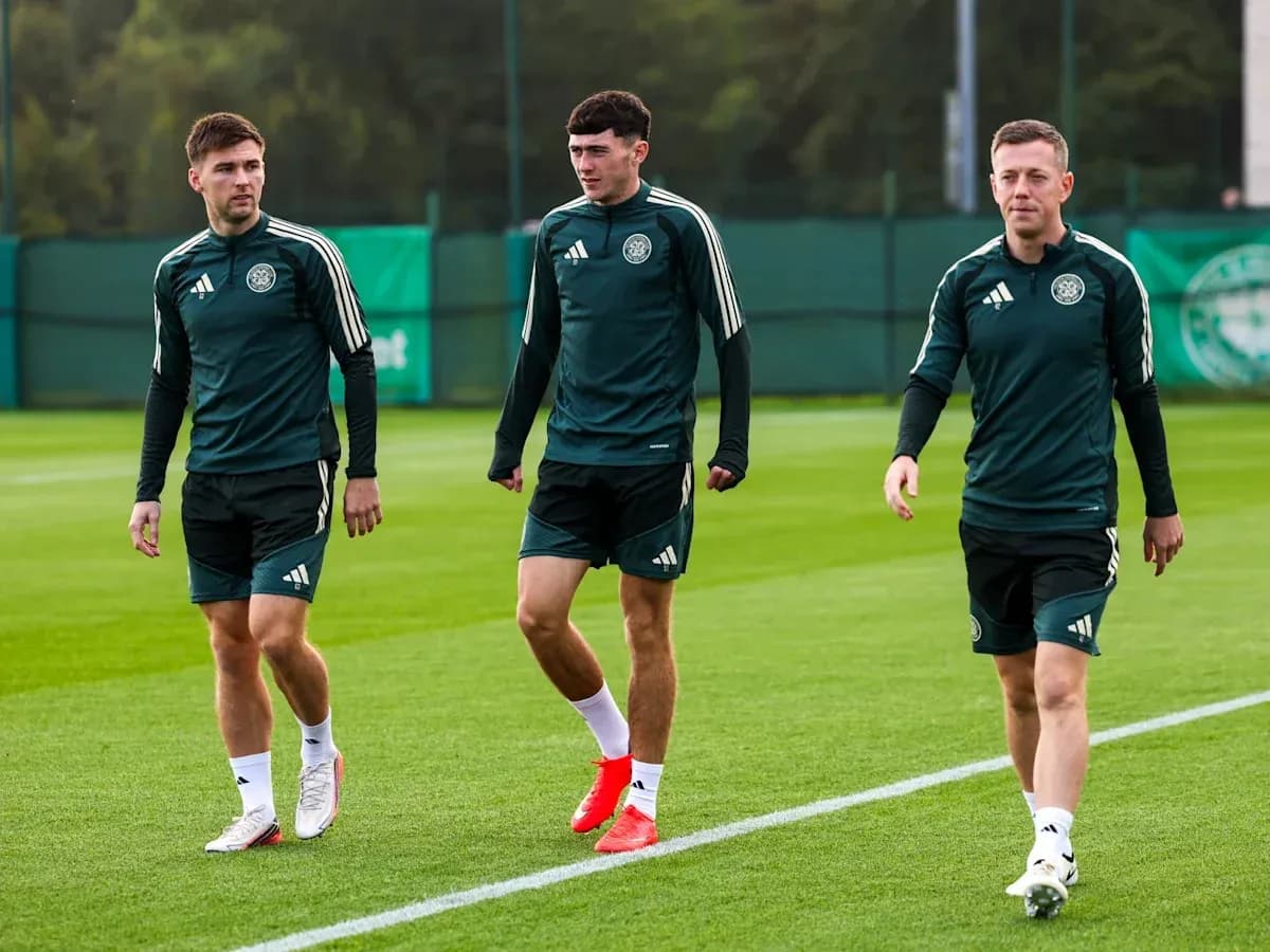 Jugadores caminando en sesión de entrenamiento