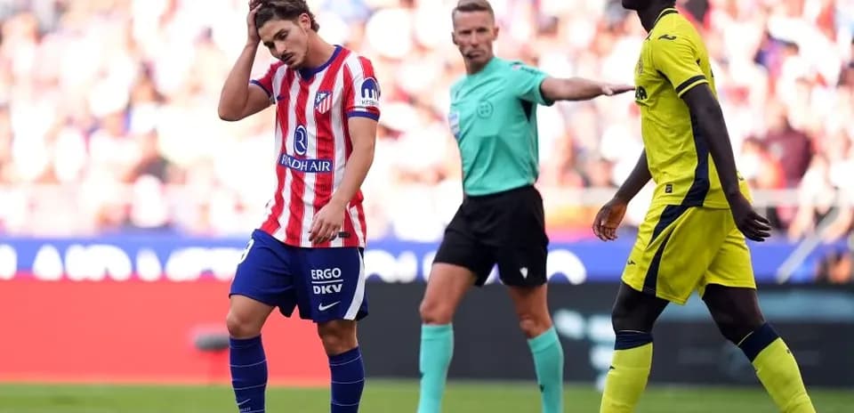 Jugador de Atlético de Madrid se lleva la mano a la cabeza