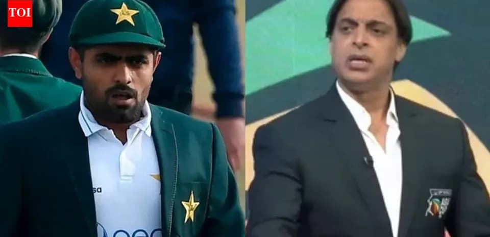 Babar Azam y Shoaib Akhtar en una discusión