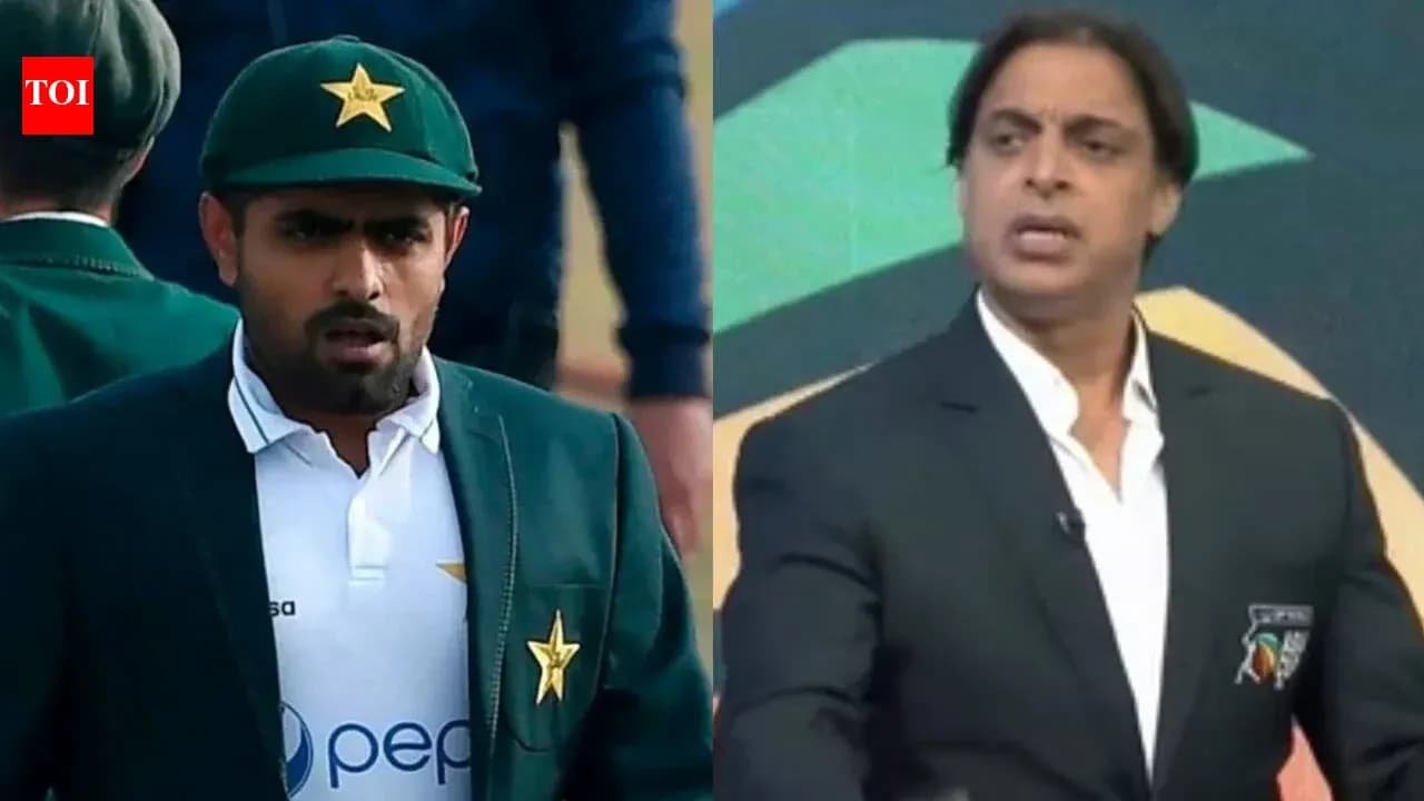 Babar Azam y Shoaib Akhtar en una discusión