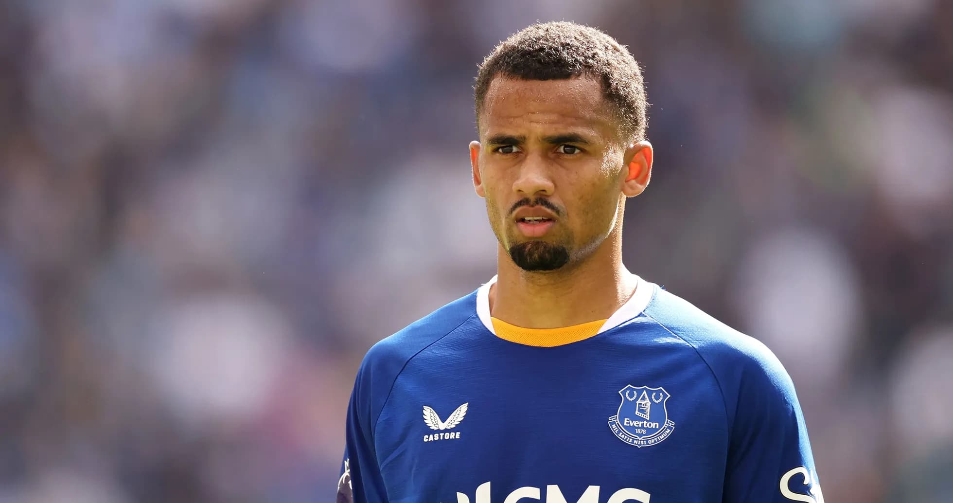 Jugador de Everton en uniforme durante el partido