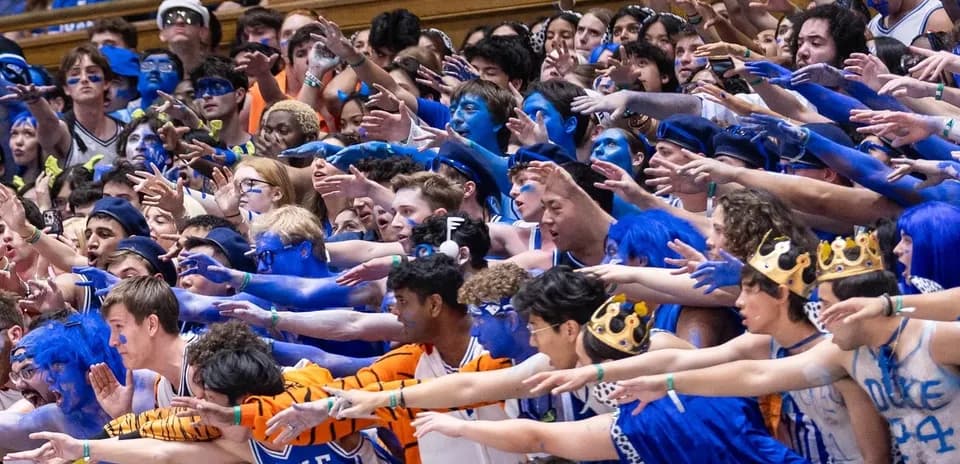 Aficionados de Duke animando con pintura azul