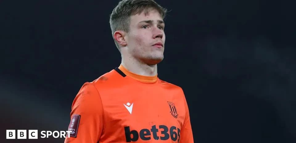 Portero de Stoke City en uniforme naranja durante partido