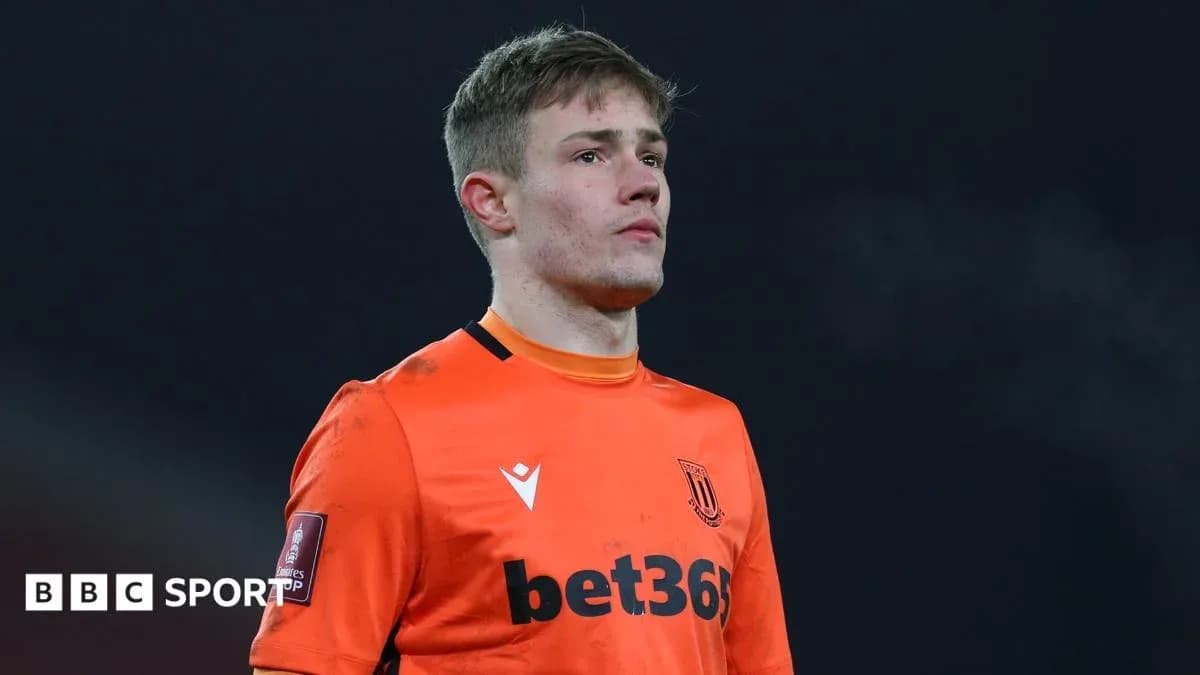 Portero de Stoke City en uniforme naranja durante partido