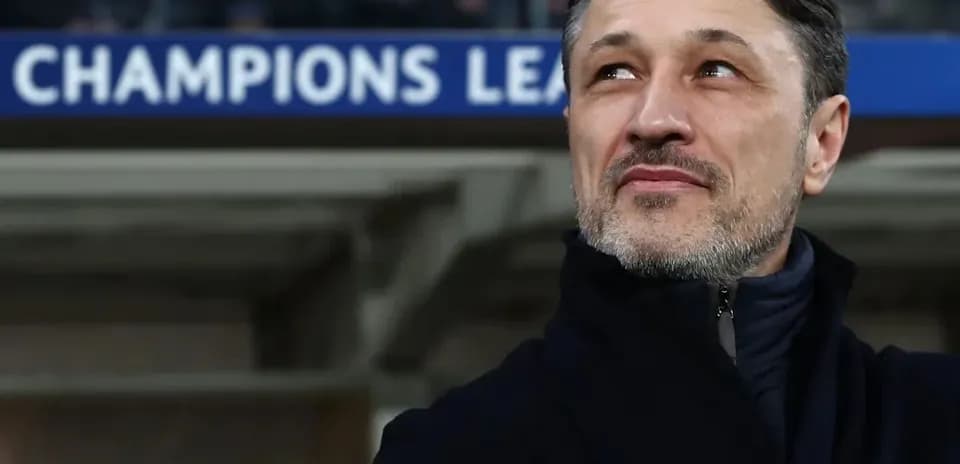 Entrenador observando el partido de Champions League