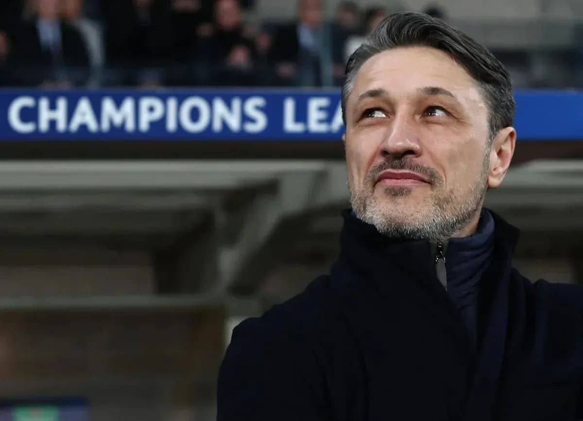Entrenador observando el partido de Champions League