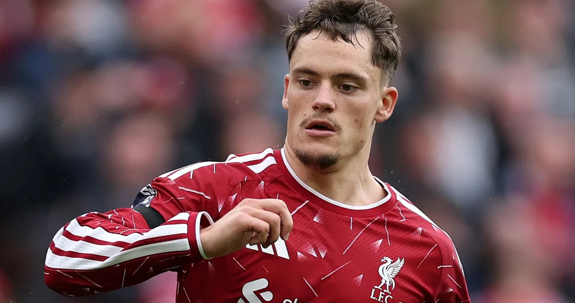 Jugador de Liverpool durante un partido en acción