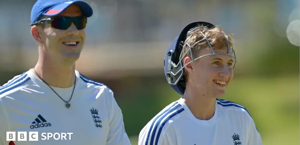 Jugadores de cricket sonriendo durante entrenamiento al aire libre