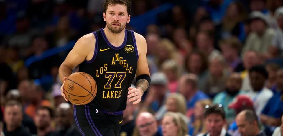 Jugador de baloncesto con balón en la cancha
