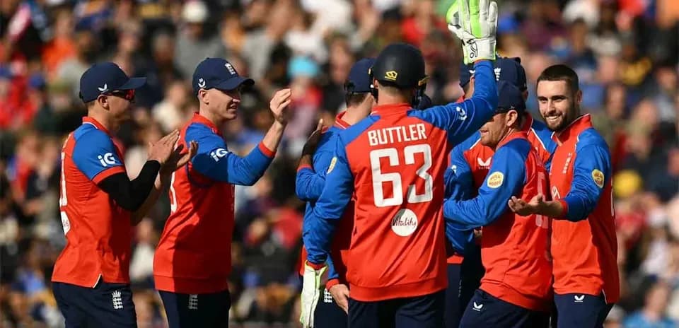 Jugadores de Inglaterra celebrando un wicket en el partido