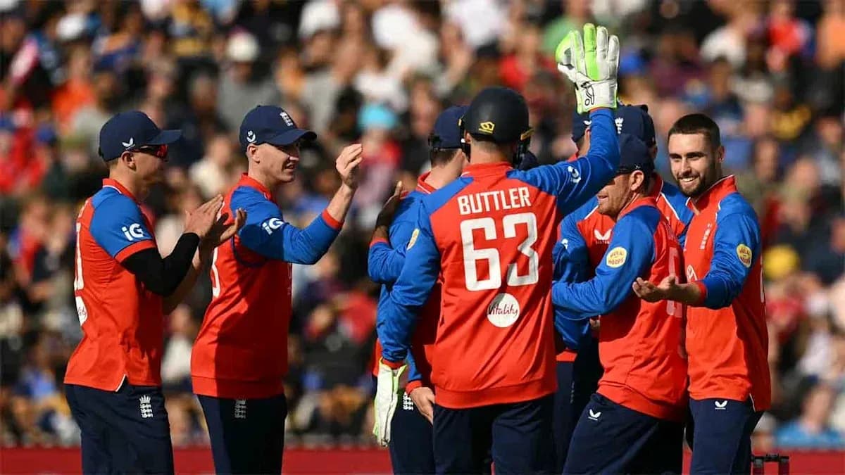 Jugadores de Inglaterra celebrando un wicket en el partido