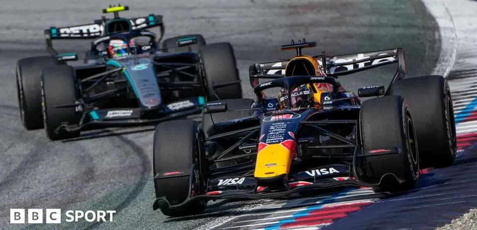 Dos coches de Fórmula 1 compitiendo en curva