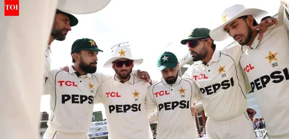 Jugadores de Pakistán formando un círculo antes del partido