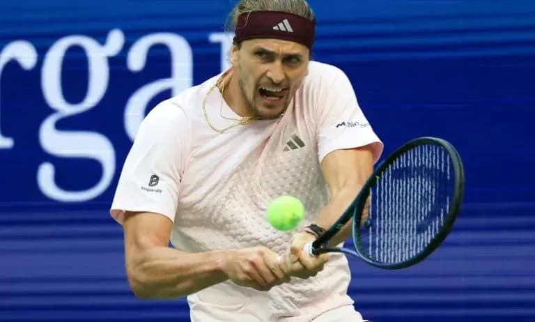 Jugador de tenis golpeando la pelota en el partido