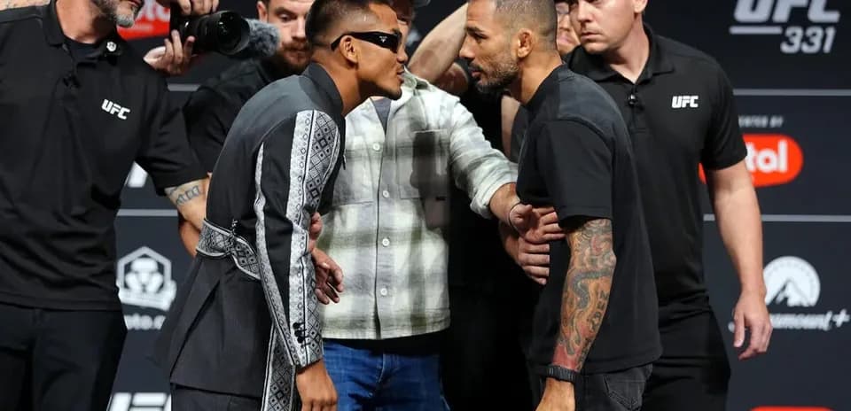 Luchadores enfrentándose en la conferencia de prensa UFC 331