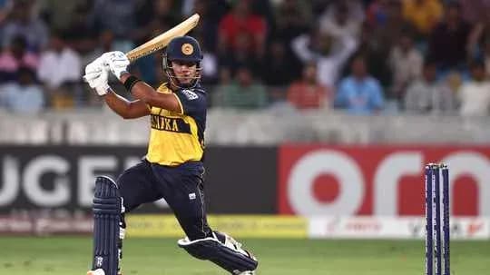 Jugador de cricket batiendo en el partido