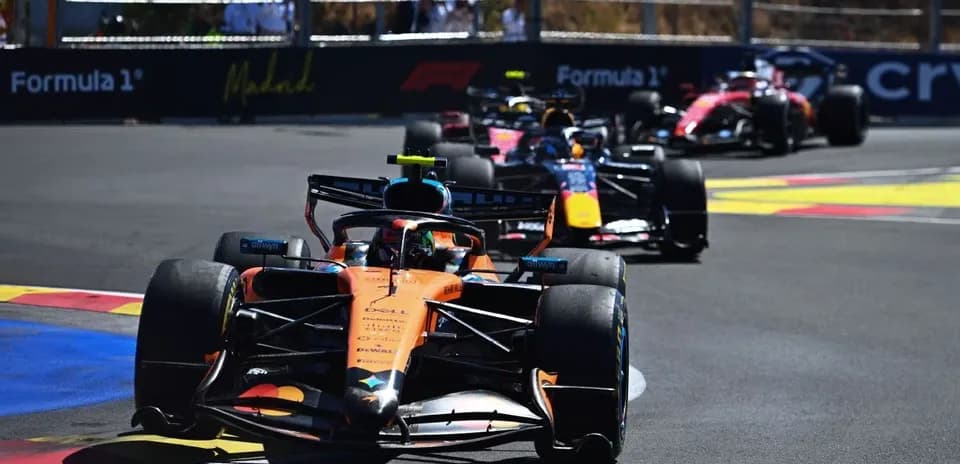 Varios coches de Fórmula 1 en una curva