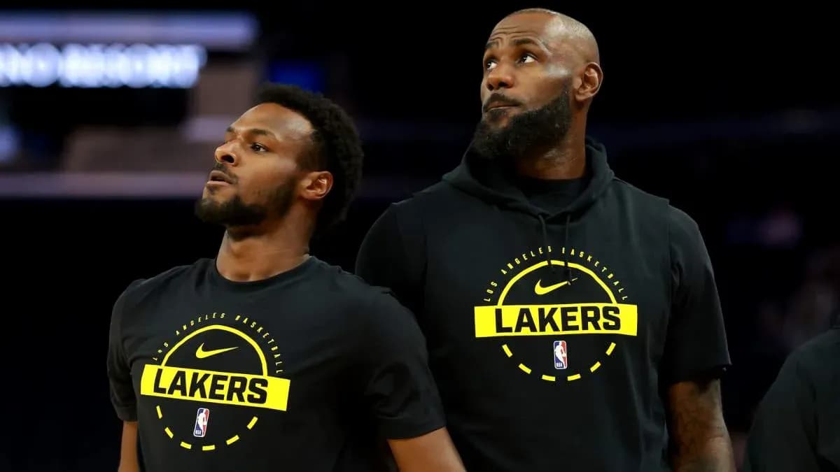 Jugadores de los Lakers en la cancha antes del partido
