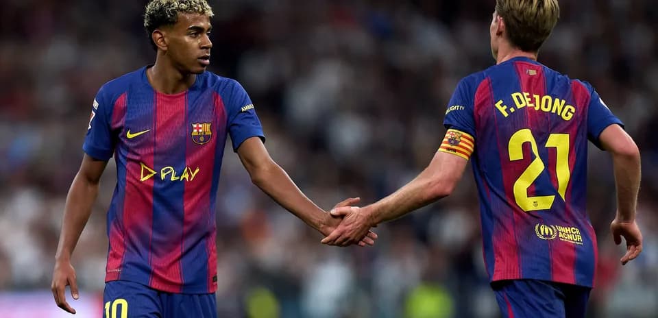 Jugadores del Barcelona se dan la mano en el campo
