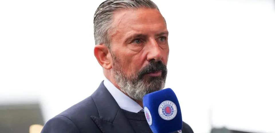 Hombre hablando en un micrófono de entrevistas