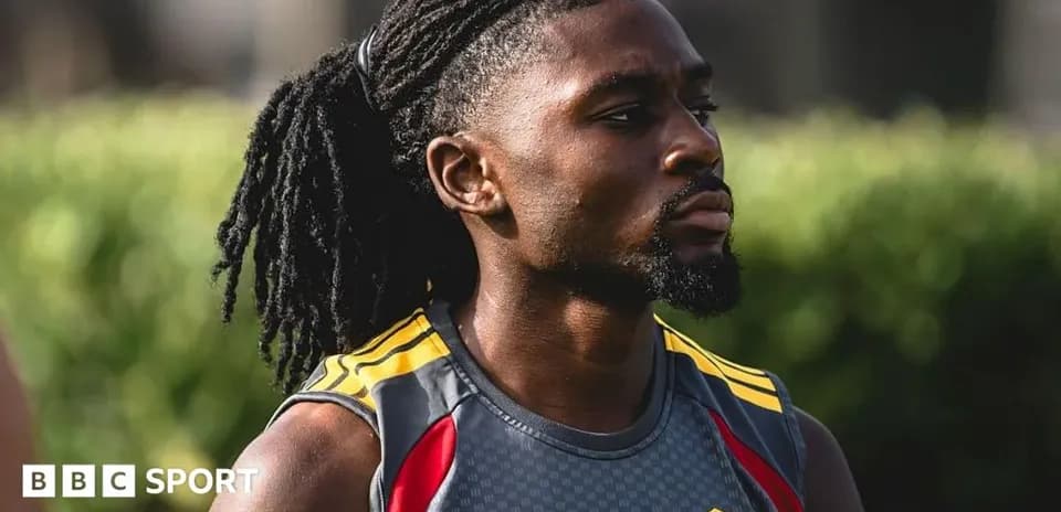 Jugador de fútbol en sesión de entrenamiento al aire libre