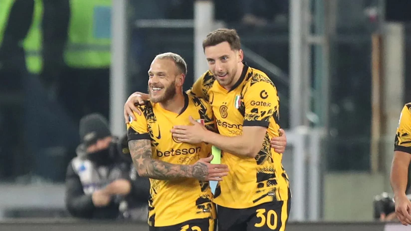 Jugadores abrazándose tras anotar un gol