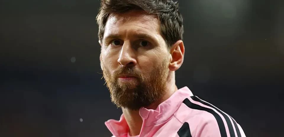 Jugador en uniforme rosa de Inter Miami en primer plano
