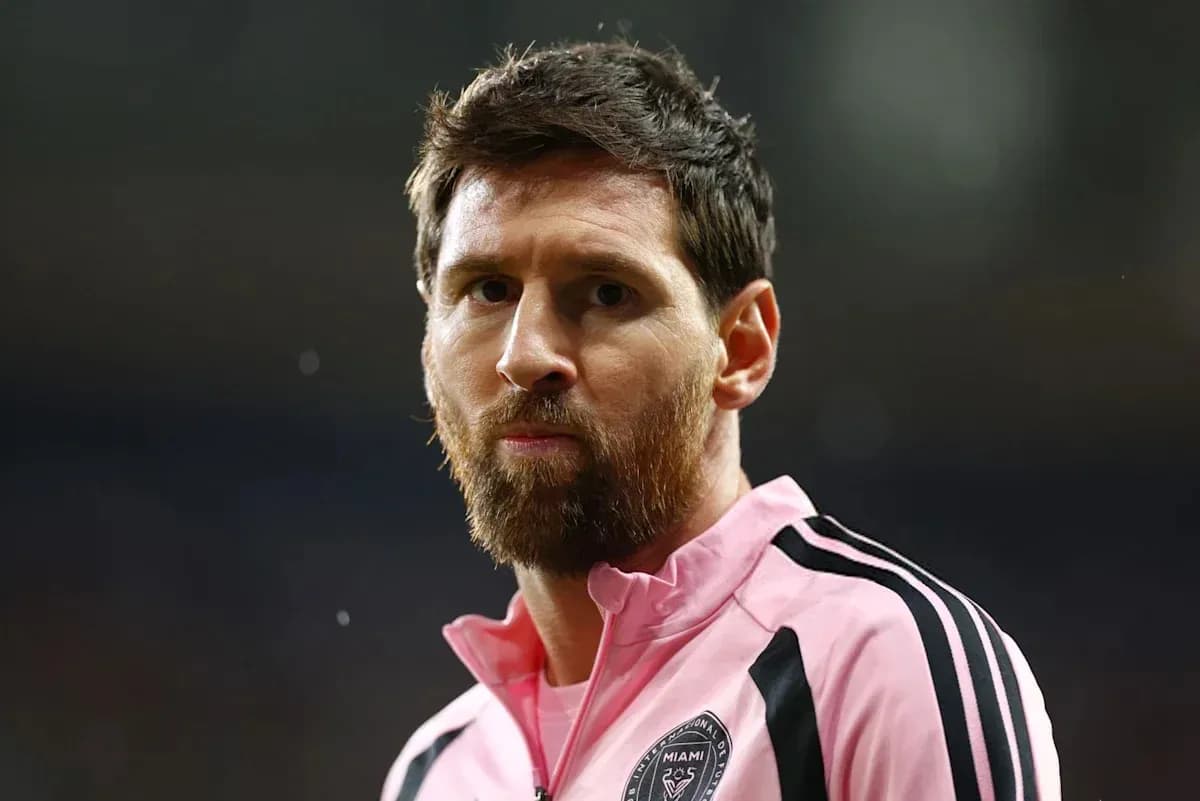 Jugador en uniforme rosa de Inter Miami en primer plano