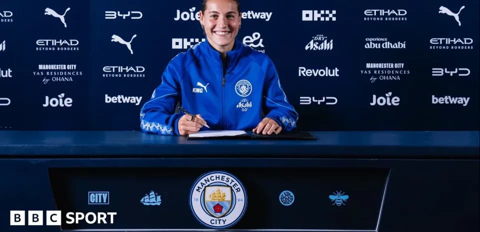 Jugadora firmando contrato en conferencia de prensa