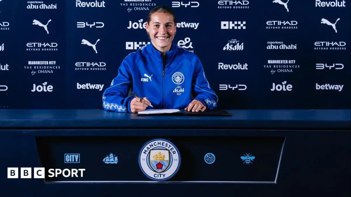 Jugadora firmando contrato en conferencia de prensa