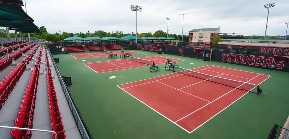 Cancha de tenis con gradas vacías en Oklahoma